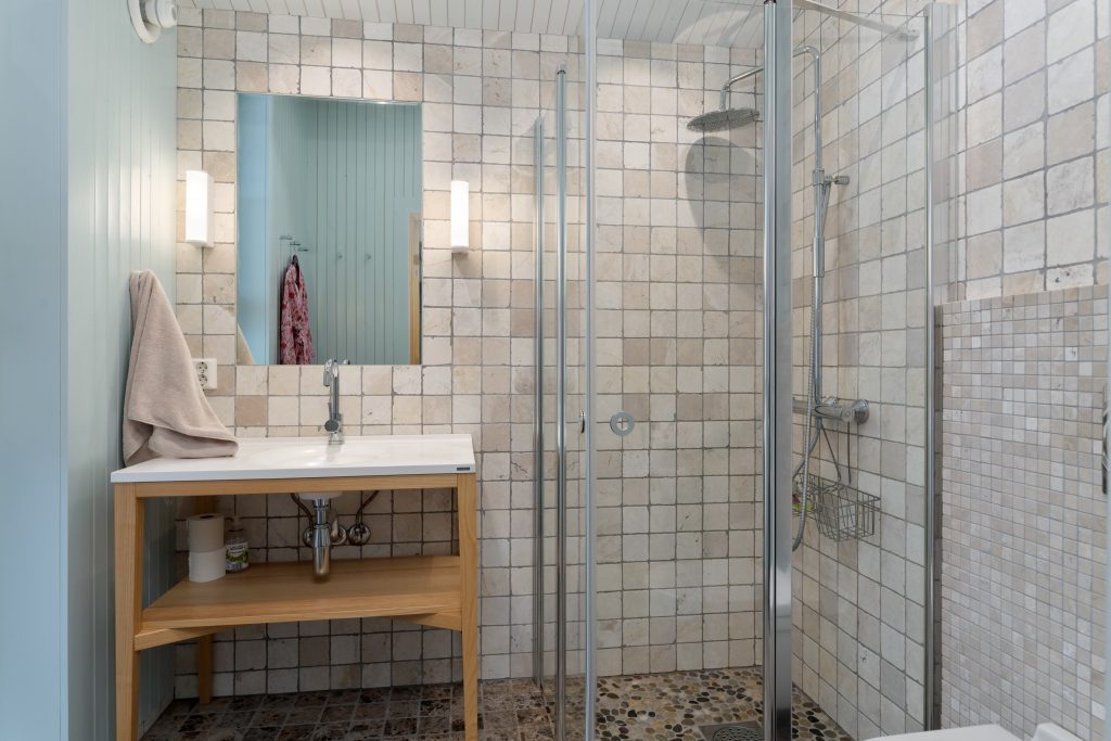 Bathroom - The Castle - Vesterålen Apartment